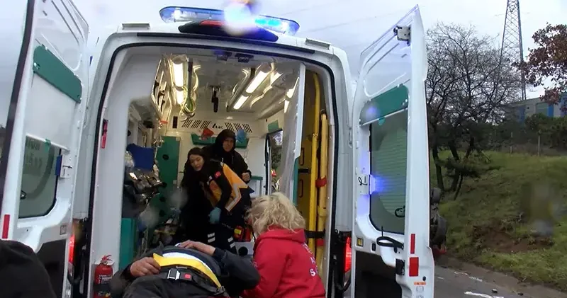 Tuzla TEM Otoyolu nda kaza yapan otomobile başka araç çarptı; 2 si çocuk 7 yaralı