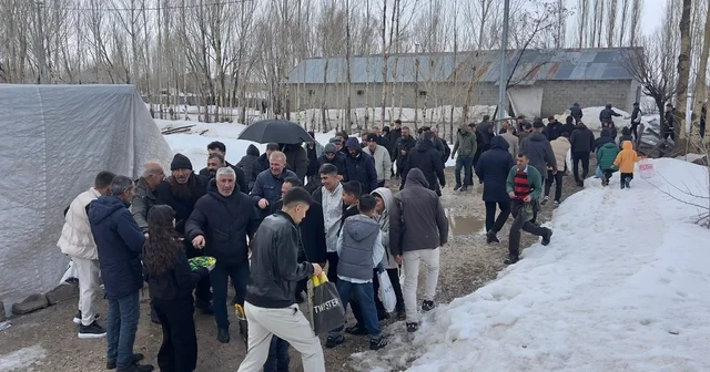 Kar altında asırlık bayramlaşma geleneği; toplu halde kapı kapı dolaştılar Hakkari Haberleri