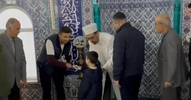 Anamur da bayram namazı sonrası çocuklara harçlık dağıtıldı Mersin Haberleri