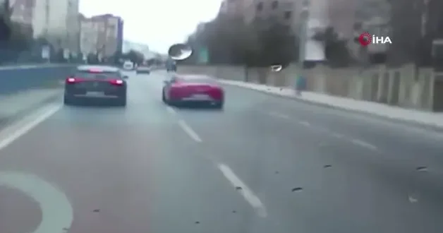 Trafikte camlı saldırı: Çocukların gözü önünde yumruk yumruğa girdiler