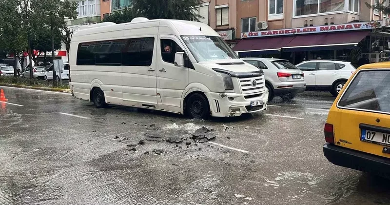 Kanalizasyon borusu patladı, sürücüler zor anlar yaşadı