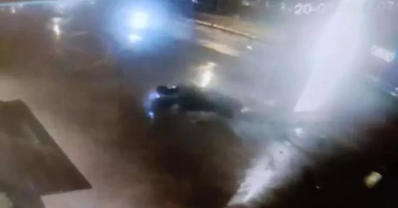 Kontrolden çıkan araç reklam panosuna çarptı! 1 ölü, 2 yaralı