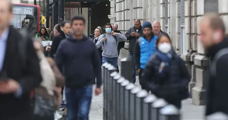 Ülke eşi görülmemiş menenjit salgınıyla alarma geçti! Üniversiteliler sağlık merkezine akın ediyor Sözcü Gazetesi