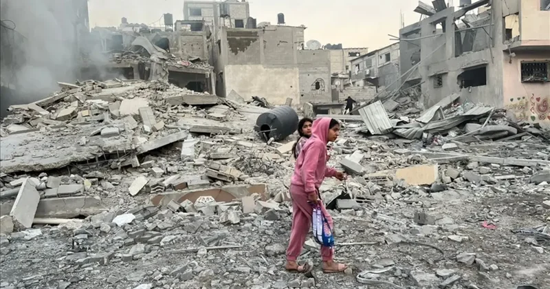 Gazze’de Ramazan Bayramı mezar başında karşılandı