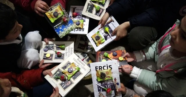 Çocuklara verdiği kitaplarının üzerine şeker ve çikolata yapıştırdı Van Haberleri