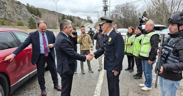 Vali Yılmaz, görev başındaki polis ve jandarma ile bayramlaştı Eskişehir Valisi Dr. Erdinç Yılmaz: Vatandaşlarımıza, Bayram sensiz olmaz diyoruz Eskişehir Haberleri