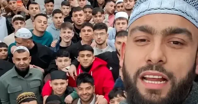 Celal Karatüre ye bayram namazı çıkışı yoğun ilgi: Gençlerle ilahi okudu VİDEO İZLE