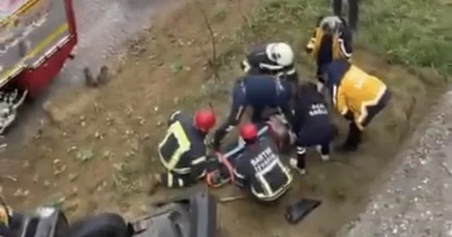 Otomobil, kayganlaşan yolda istinat duvarını aşarak düştü; 1 yaralı Bartın Haberleri
