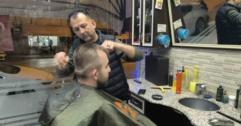 Ramazan Bayramı’nı oturdukları berber sandalyelerinde karşıladılar