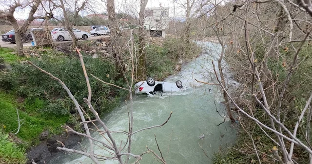 Dereye uçan otomobil suyla doldu, boğulma tehlikesi geçiren sürücüyü vatandaşlar kurtardı Hatay Haberleri