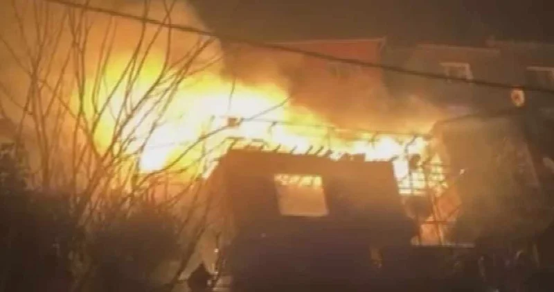 Sarıyer de gece yarısı yangın dehşeti: Anne ve 2 çocuğu dahil 4 yaralı!