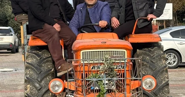 50 yıllık gelenek bozulmadı, traktörle mezarlık ziyareti Antalya Haberleri