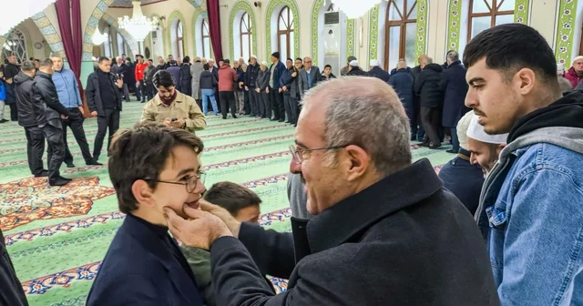 Vali Toraman, namaz sonrası vatandaşlarla bayramlaştı Çanakkale Haberleri