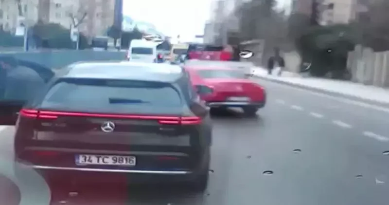 Başakşehir de iki sürücünün yol verme kavgası kamerada