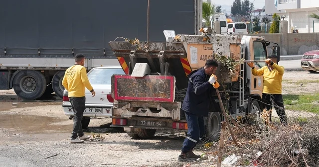 Tarsus ta bayram öncesinden başlatılan temizlik ve ilaçlama çalışmaları sürüyor Mersin Haberleri