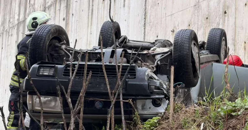 Kaymaya başlayan otomobil istinat duvarından uçtu!