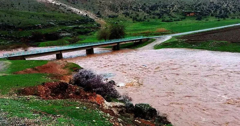Araban’da etkili olan sağanak yağış Sıtma Pınar Çayı’nın debisini arttırdı