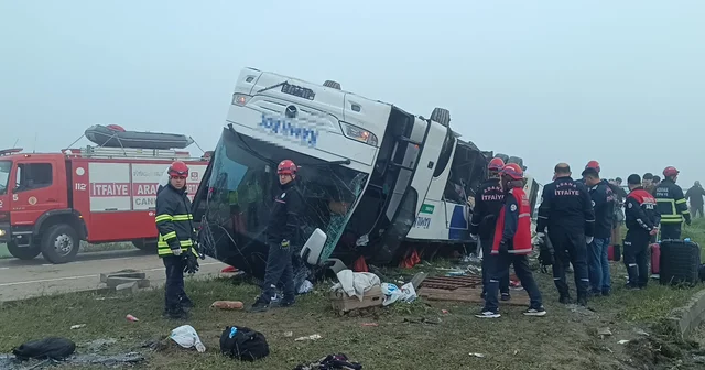 Yolcu otobüsü refüje devrildi: 2 ölü, 20 yaralı / Yeniden Adana Haberleri