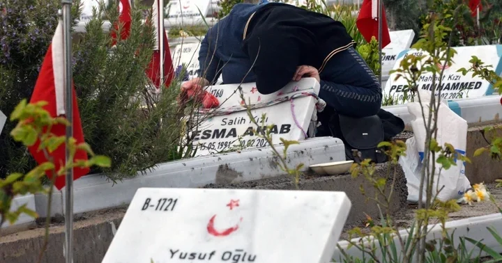 Kızının mezar taşını öpüp ağladı! 6 Şubat tan sonra bayram yaşamadım