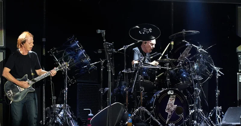 Rock grubu AC/DC nin gitaristi Arjantin de hastaneye kaldırıldı Sözcü Gazetesi