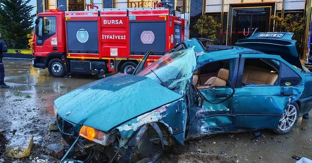 Otomobil beton reklam panosuna çarptı: 1 ölü Bursa Haberleri