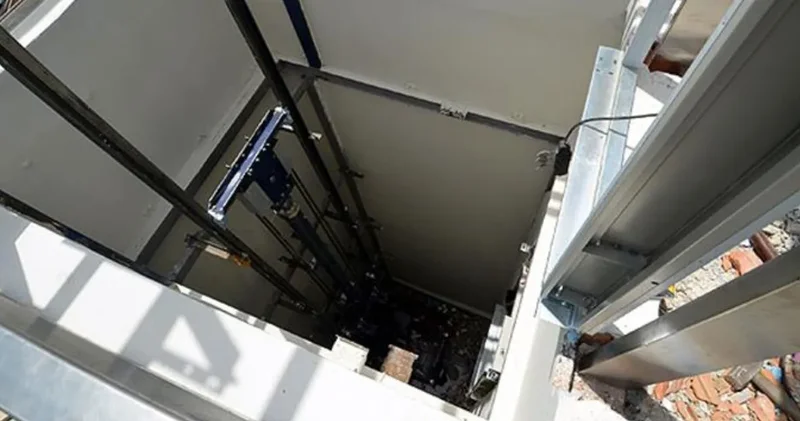 Bayram şekeri topluyordu! Asansör boşluğuna düşen çocuk ağır yaralandı