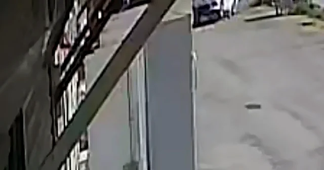 Otomobilin prefabrik iş yerlerine çarptığı anlar kamerada Hatay Haberleri