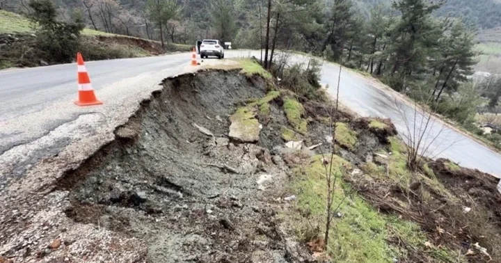 Osmaniye’de kuvvetli yağış! Yol çöktü