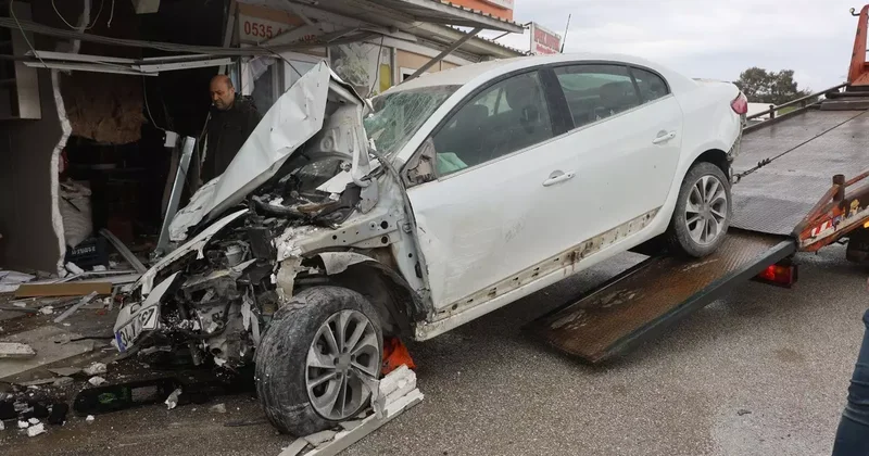 Akıl almaz kaza: Otomobil prefabrik iş yerlerine çarptı