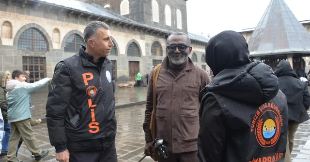 Diyarbakır da turizm polisi, bayramda kente gelen turistlere 7 dilde hizmet veriyor Diyarbakır Haberleri