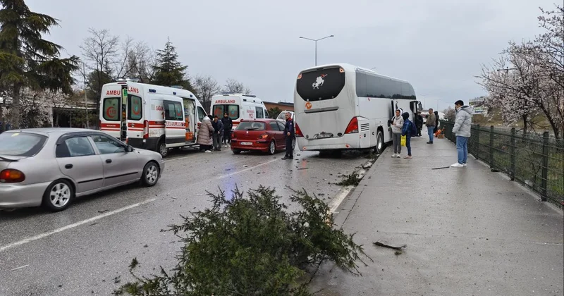 Çorum da yolcu otobüsü ile minibüs çarpıştı: 7 yaralı