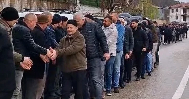 1 kilometrelik bayramlaşma kuyruğu! Geleneğimiz 60 yıldır devam ediyor