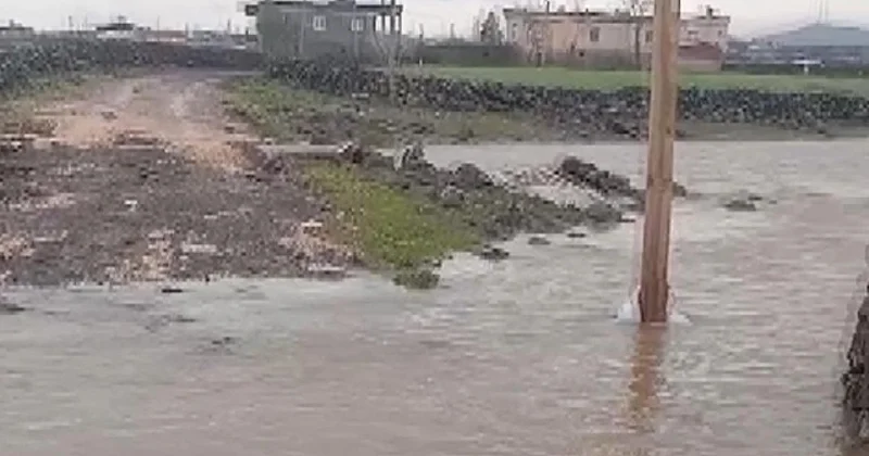 Diyarbakır da sağanak: Dere taştı, yol göle döndü
