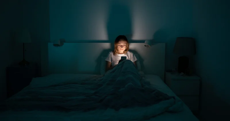 Telefonunuzu yatağınıza sokmayın! Telefonla uyuyanların yaşadığı gizli sağlık sorunu bakın neymiş!