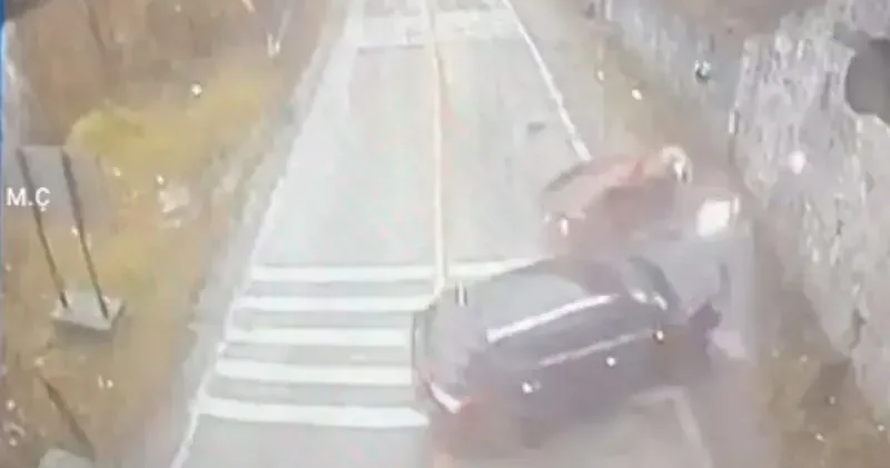 İki otomobilin çarpıştığı kaza kamerada; 1 ölü, 5 yaralı