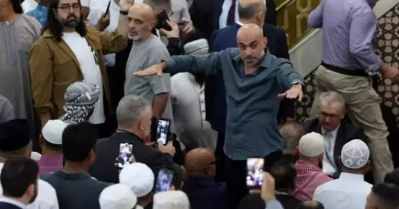 İsrail destekçisi Başbakan a cemaat şoku: Camiden apar topar kovuldu!