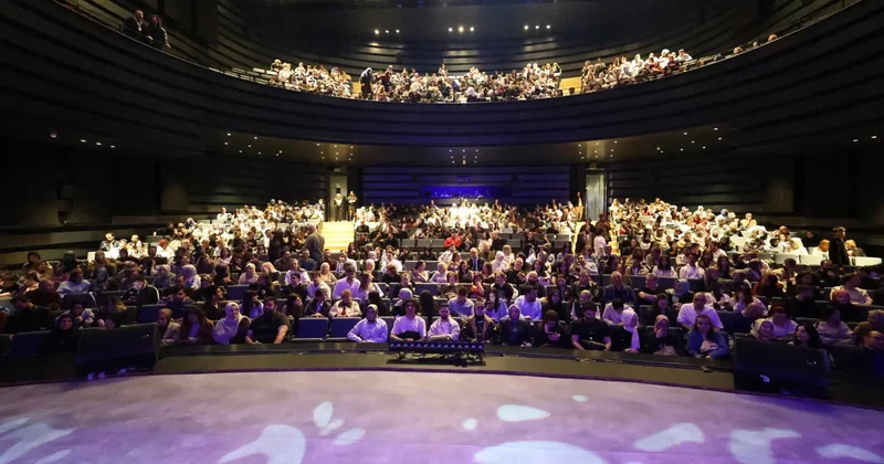 Konya Şehir Tiyatrosu Kafesten Bir Kuş Uçtu adlı tiyatro oyununu ilk kez sahneledi