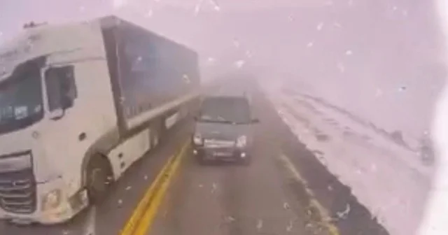 Sisli yolda hatalı sollama kazası araç kamerasında Ardahan Haberleri