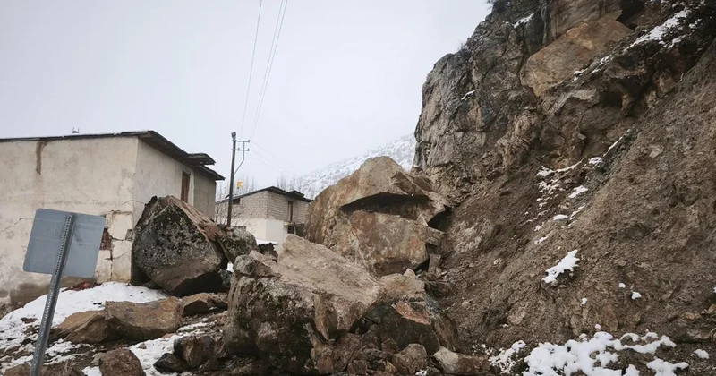 Gümüşhane de dev kayalar yolu kapattı, evler boşaltıldı