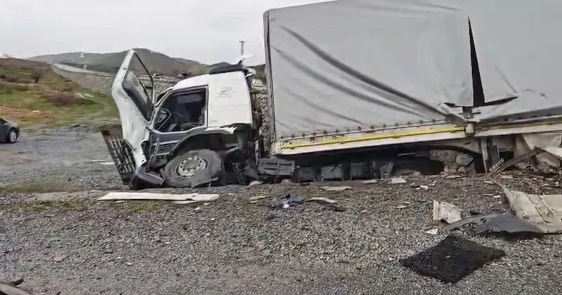 Bitlis te TIR ile çarpışan otomobilde 2 ölü!