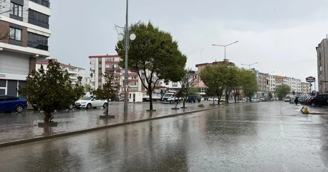 Iğdır da 5 dakikalık sağanak hayatı felç etti Iğdır Haberleri