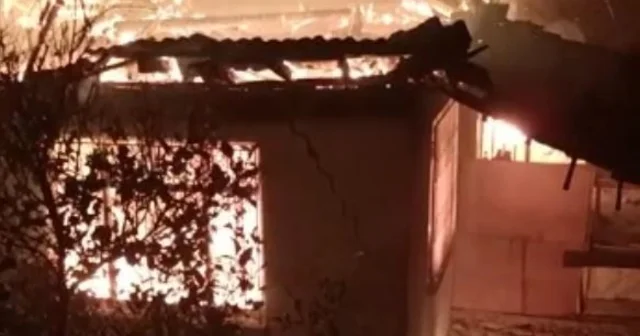 Antalya da 2 kişinin ölümüne neden yangında perdelerin tutuşturulduğu iddiası Perdeleri tutuşturulan evde 2 can gitmişti: 2 sanığa ağırlaştırılmış müebbet istemi Antalya Haberleri