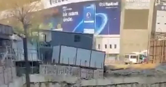 Fenerbahçe Stadyumu nun yanında korku dolu anlar: Tonlarca beton saniyeler içinde çöktü VİDEO İZLE