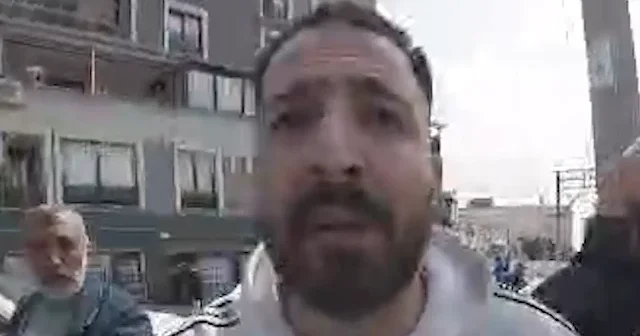 İzmir de trafik magandaları dehşet saçtı: Korna çaldığı için meydan dayağı yedi VİDEO İZLE