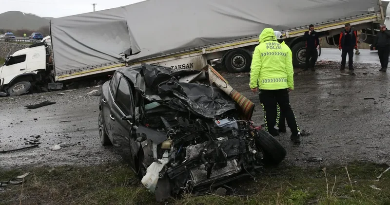 Bitlis te otomobil tırla kafa kafaya çarpıştı: 2 ölü 1 yaralı
