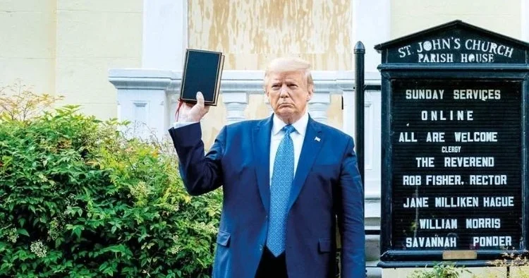 Papa ile kavga eden Trump Oval Ofis’te İncil okuyacak