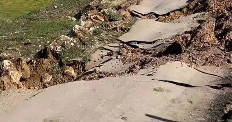 Bursa da heyelan: Kırsal mahalleleri bağlayan yol ulaşıma kapandı