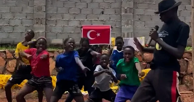 Ugandalı gençlerden Bizim Çocuklar a özel beste: Hem ritmi hem de enerjisiyle dikkat çekti VİDEO İZLE