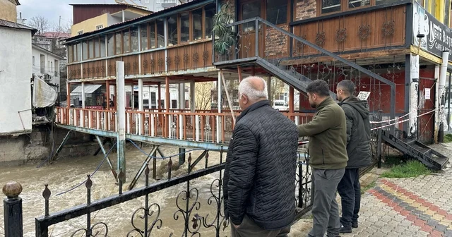Çatak ta aşırı yağış nedeniyle köprü ve üstündeki kafe tedbiren kapatıldı Van Haberleri