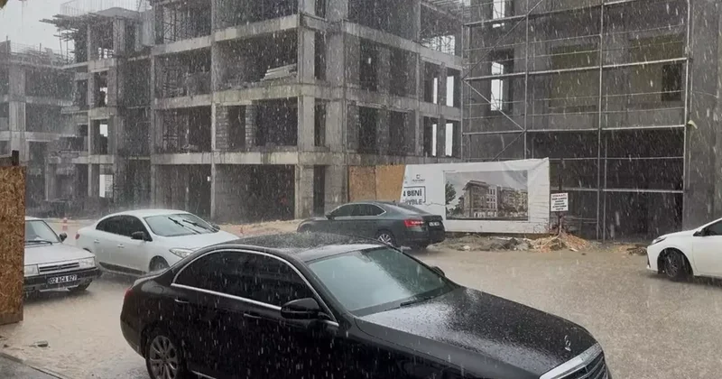 Besni’de dolu ve sağanak sonrası sel meydana geldi